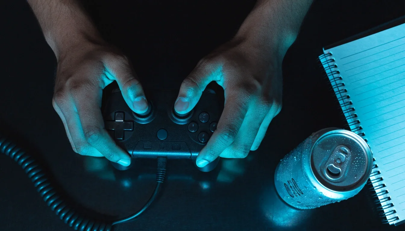 Mãos de um jogador encadeando ações no teclado durante uma run noturna